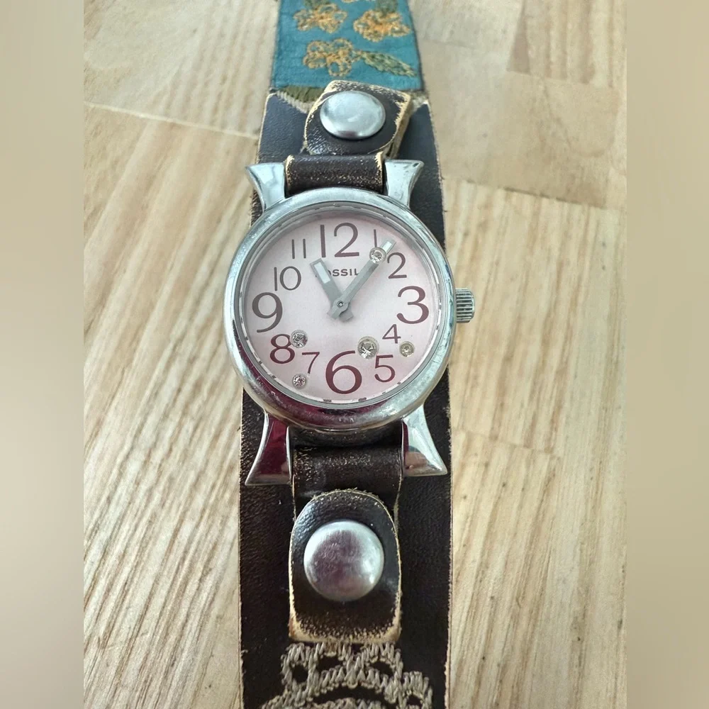 Vintage Fossil ladies wide distressed leather strap NEW BATTERY
